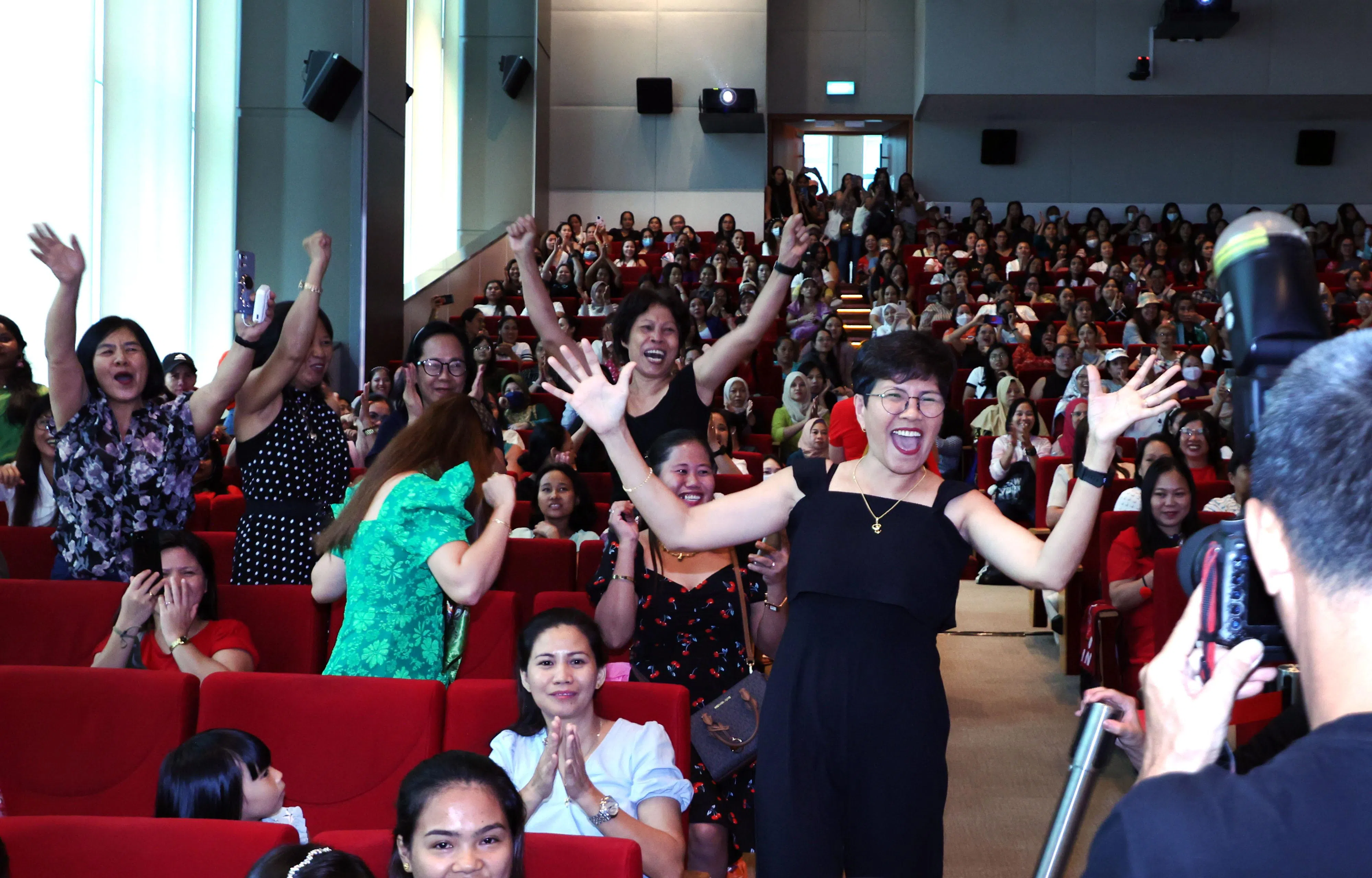 全国职工总会属下的家庭佣工中心在星期天（6月2日）举行的劳动节答谢外籍女佣庆祝活动，吸引了约1000名外籍女佣参加。（邝启聪摄）
