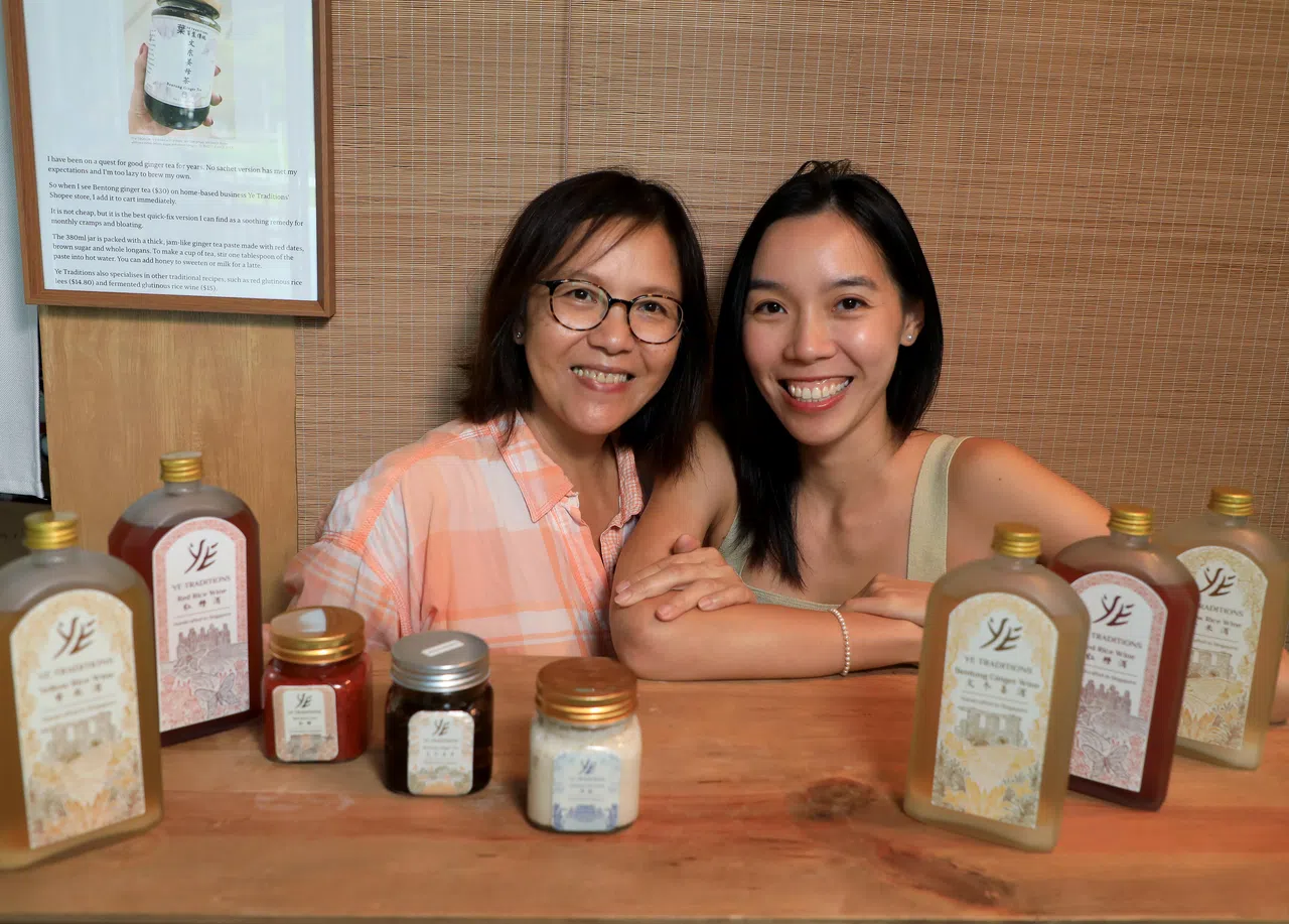 与家人一起合作的好处就是相互完全信任，但即使感情再好，也会有意见分歧的时候。叶家母女就在更换公司标志和产品包装这件事上持不同看法。（何炳耀摄）