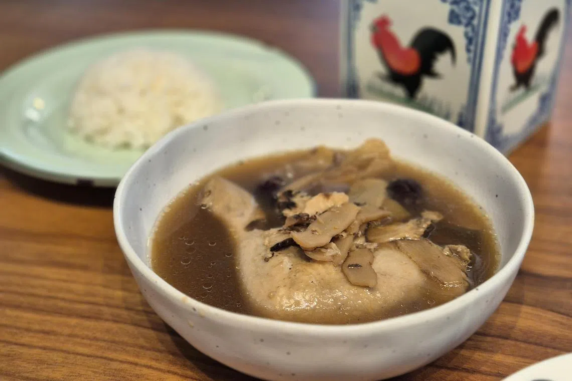 药材鸡汤的每一口汤，都带药材和鸡肉熬出的香甜。（陈爱薇摄）