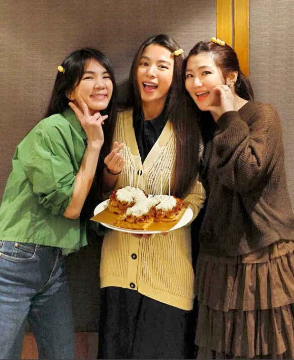 S.H.E的Ella和Selina 为田馥甄庆祝生日。（互联网）