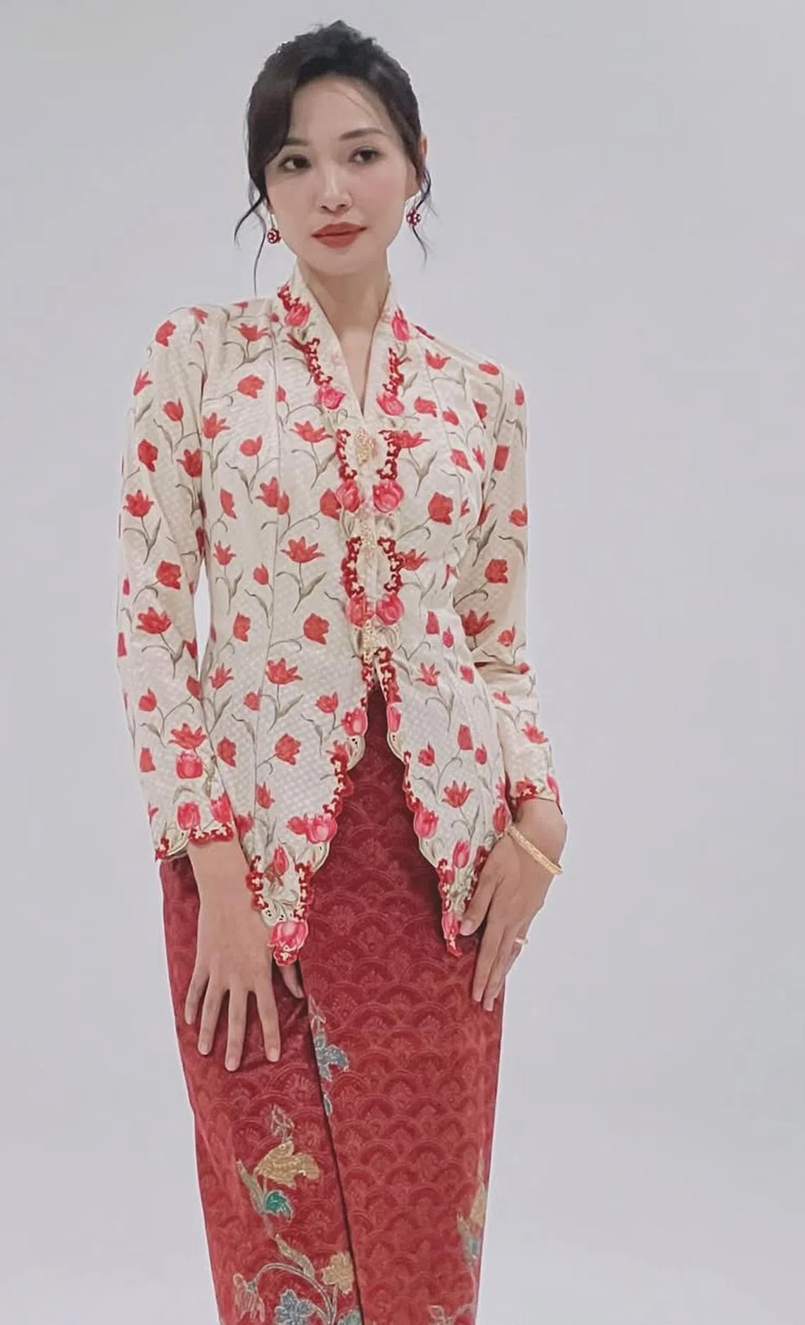 为讨好家婆，康丝丽穿上绣满康乃馨的卡峇雅，结果换来家婆的讥讽。（新传媒提供）