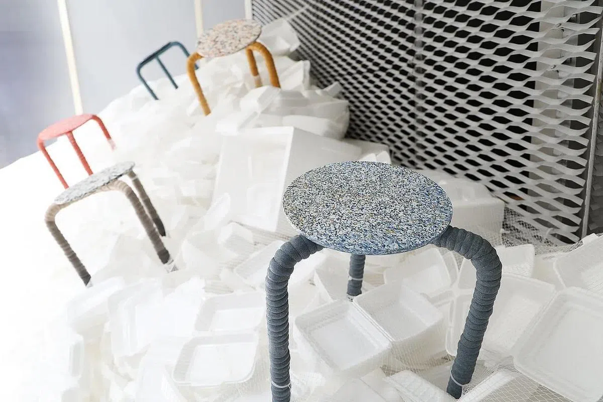 设计师Andreu Carulla将极难循环重用的泡沫塑料盒结合锯末，变成坚硬的塑料用来装饰与加强凳脚。（蔡家增摄）