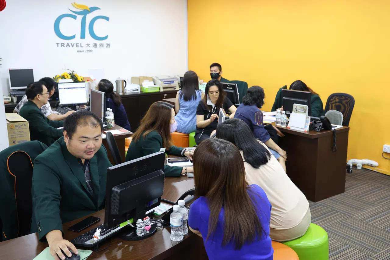 大通旅游这几个月，每月有至少40个本地旅游团出发到中国。（档案照片）