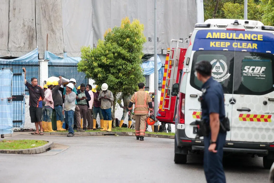 出事后，超过15名工人在外等候进一步指示。（吴先邦摄）
