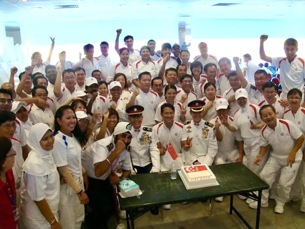 义顺集选区议员李蕙莹（第三排右三，短发戴眼镜） 曾在2010年担任人民行动党步操队成员，每次听到口令都会怀念那时与其他义工和党员一同训练的时光。（受访者提供）