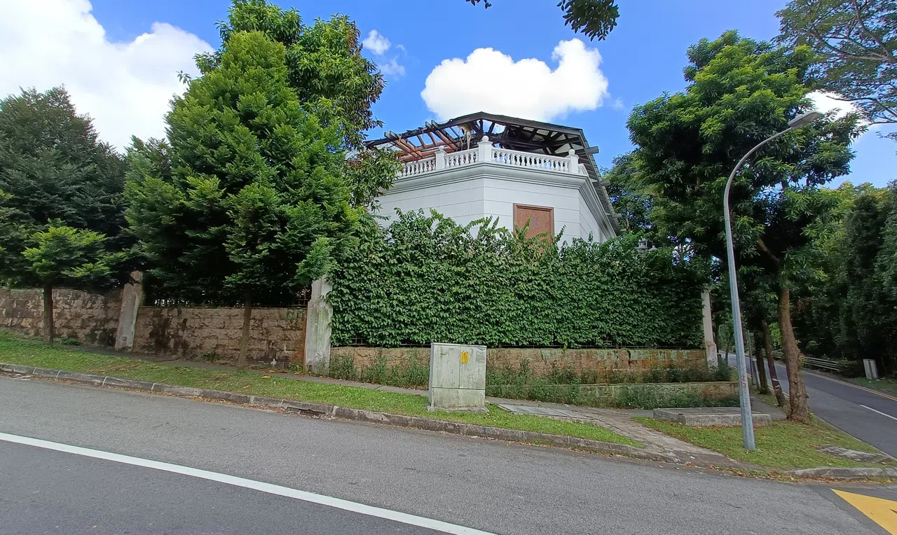 记者走访时发现，洋房屋顶被烧毁。（曾薪机摄）