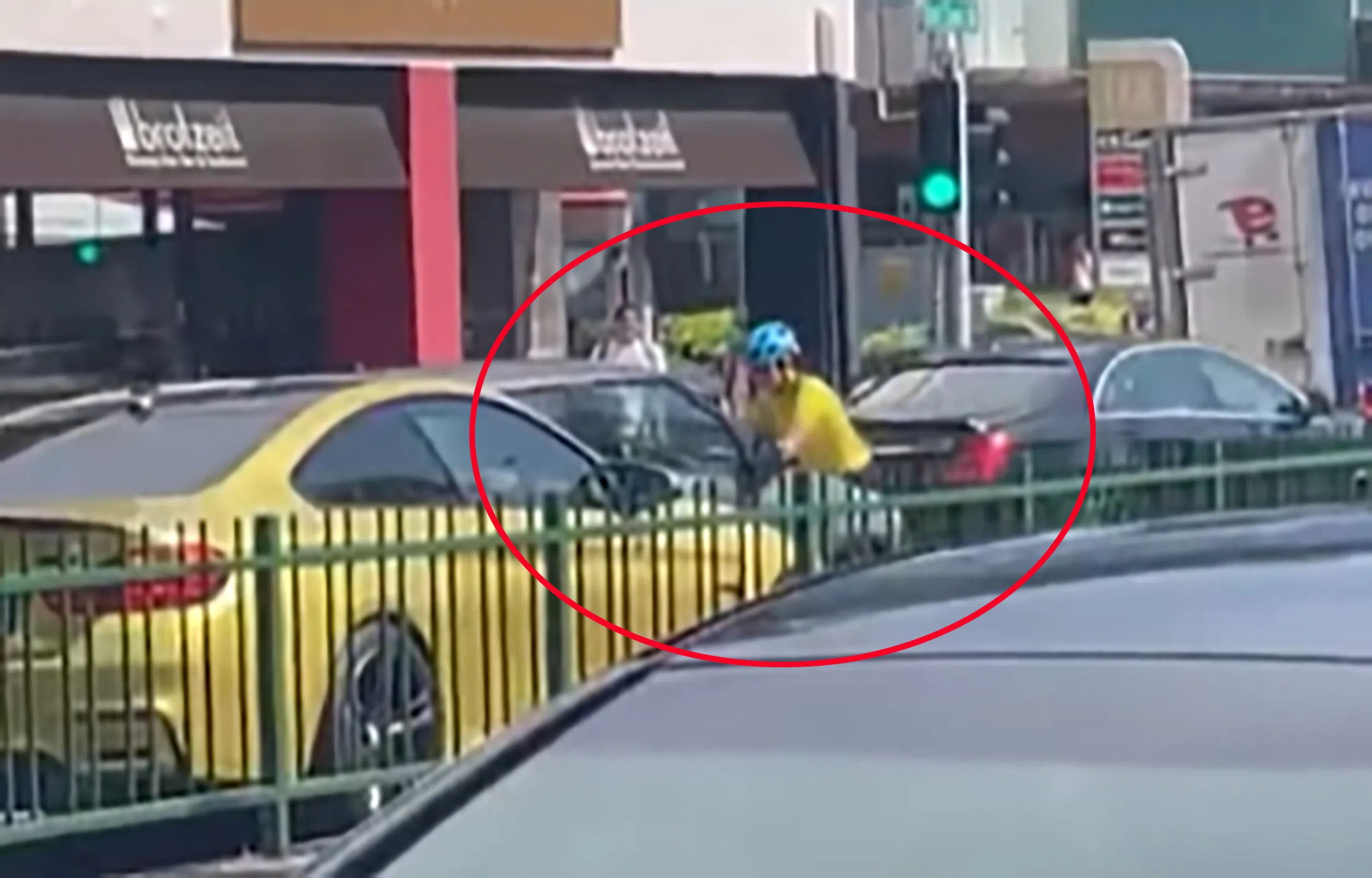 被告陈诗恩事发时跳上引擎盖，欲阻止汽车离开。（档案照片）