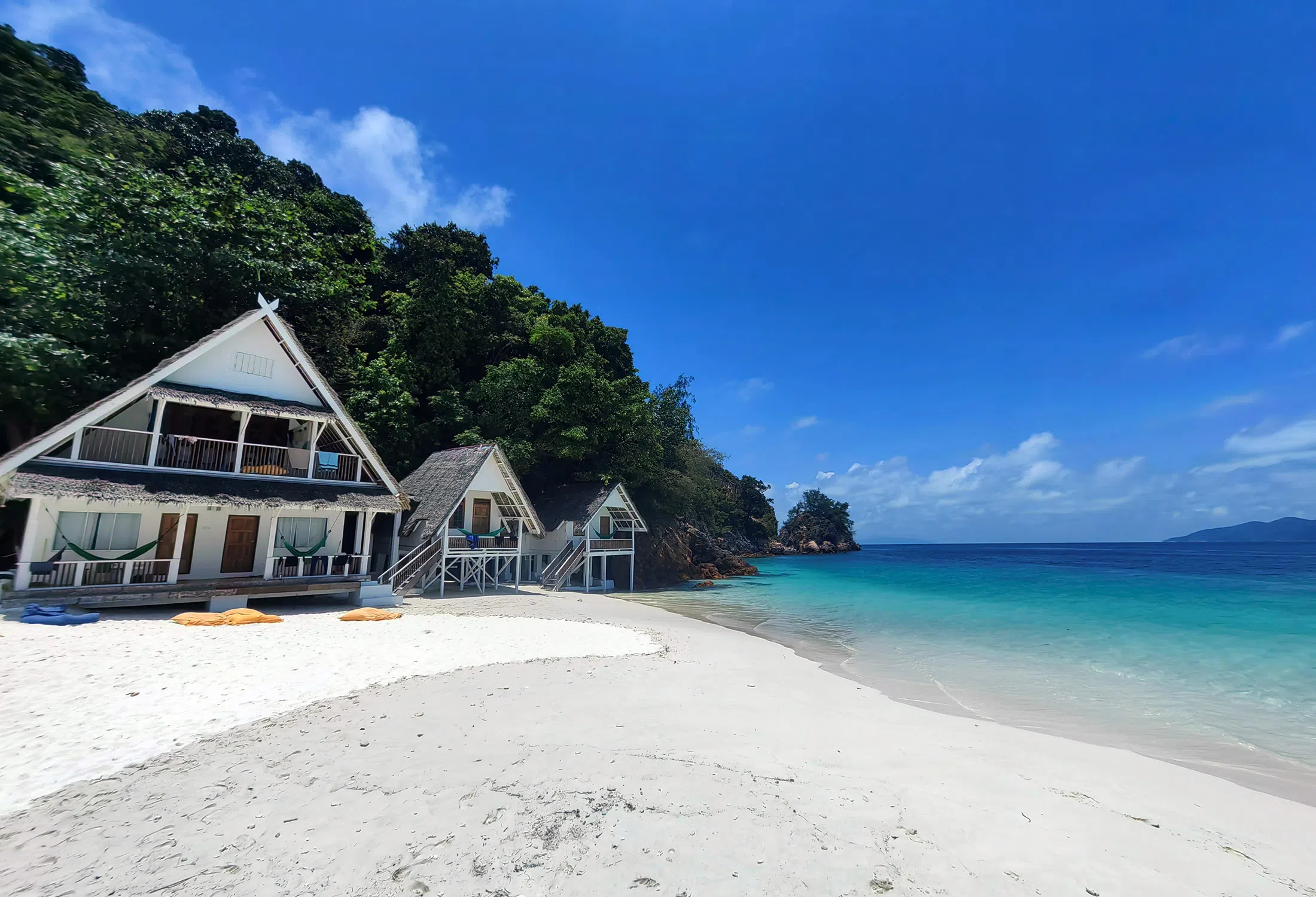 民宿一隅，面海背山。（陈默汎摄）