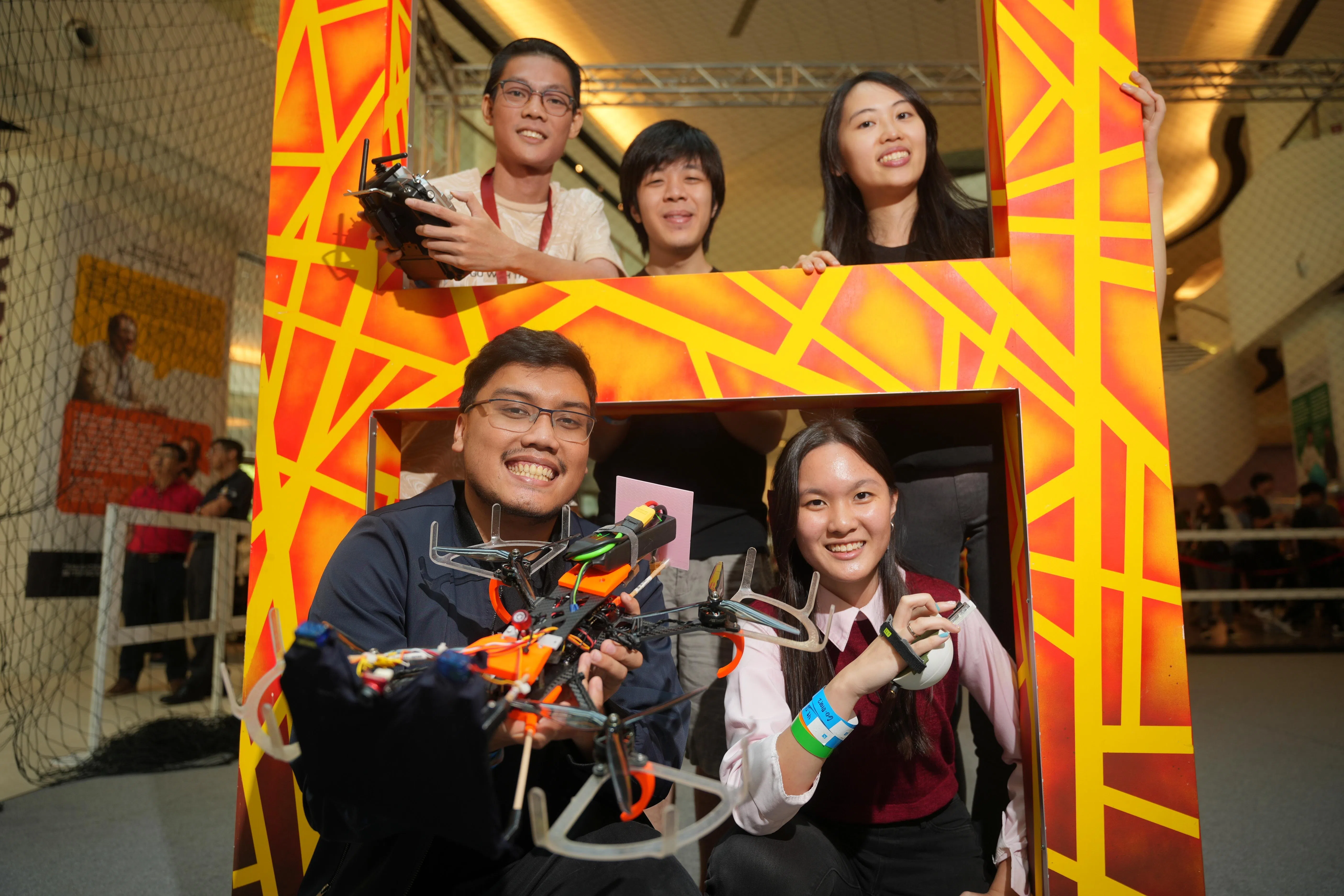 新加坡科技设计大学的一支参赛队伍，在半自主和自主无人机组别中获得冠军。组员为何顺义（后排左一，逆时针方向）、丹尼尔、许念慈、黄奕蓉和陈义。（谢智扬摄）