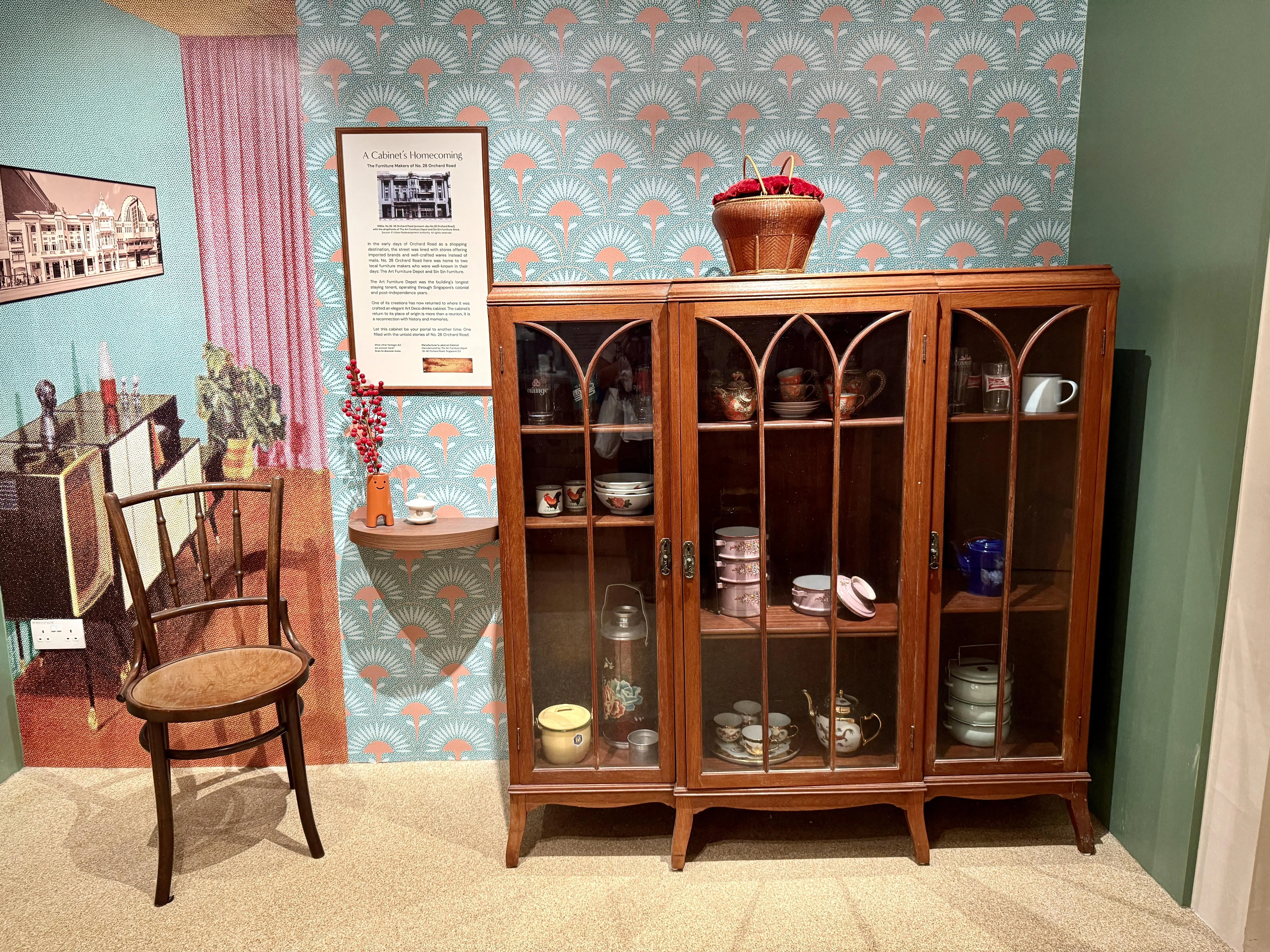 淡马锡店屋原址曾有两家本地家具行The Art Furniture Depot和Sin Sin Furniture，现摆放在店屋里的橱柜就是前者的作品。（陈映蓁摄）