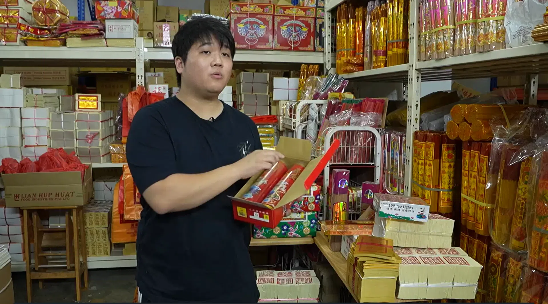 萬家香业主张惠胜说明，环保祭祀品所采用的材料不同，燃烧时不有太多的烟雾和灰烬，有助于改善环境。（视频截图）