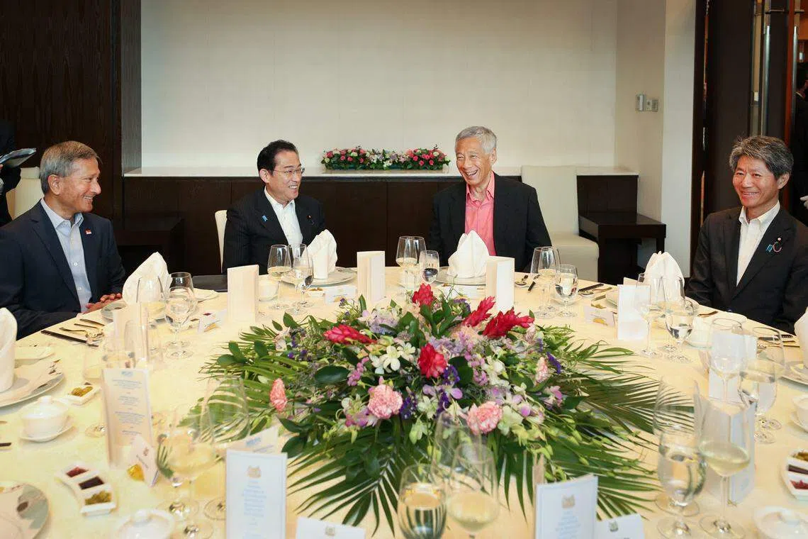 在我国过境的日本首相岸田文雄（左二）星期五与李显龙总理（右二）共进午餐。出席者包括我国外交部长维文医生（左一）和日本内阁副秘书长矶崎仁彦（右一）。（通讯及新闻部提供）
