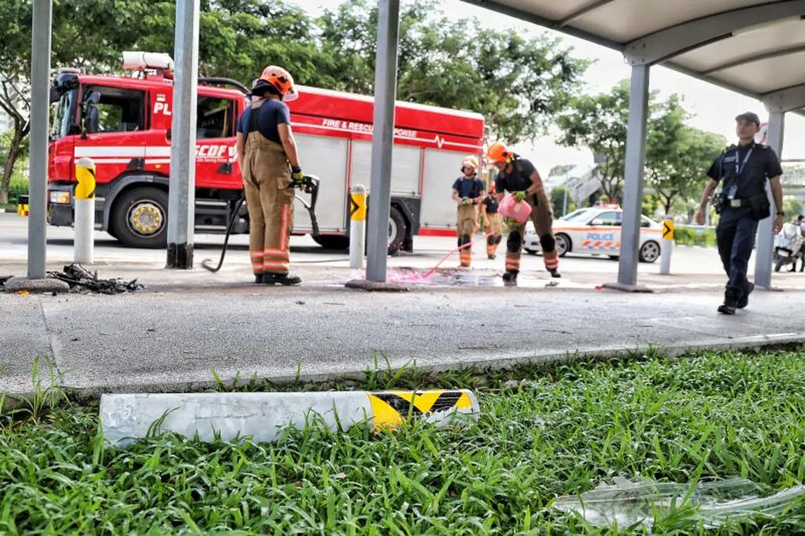 车祸发生后，车子的碎片堆积在走道上。（徐颖荃摄）