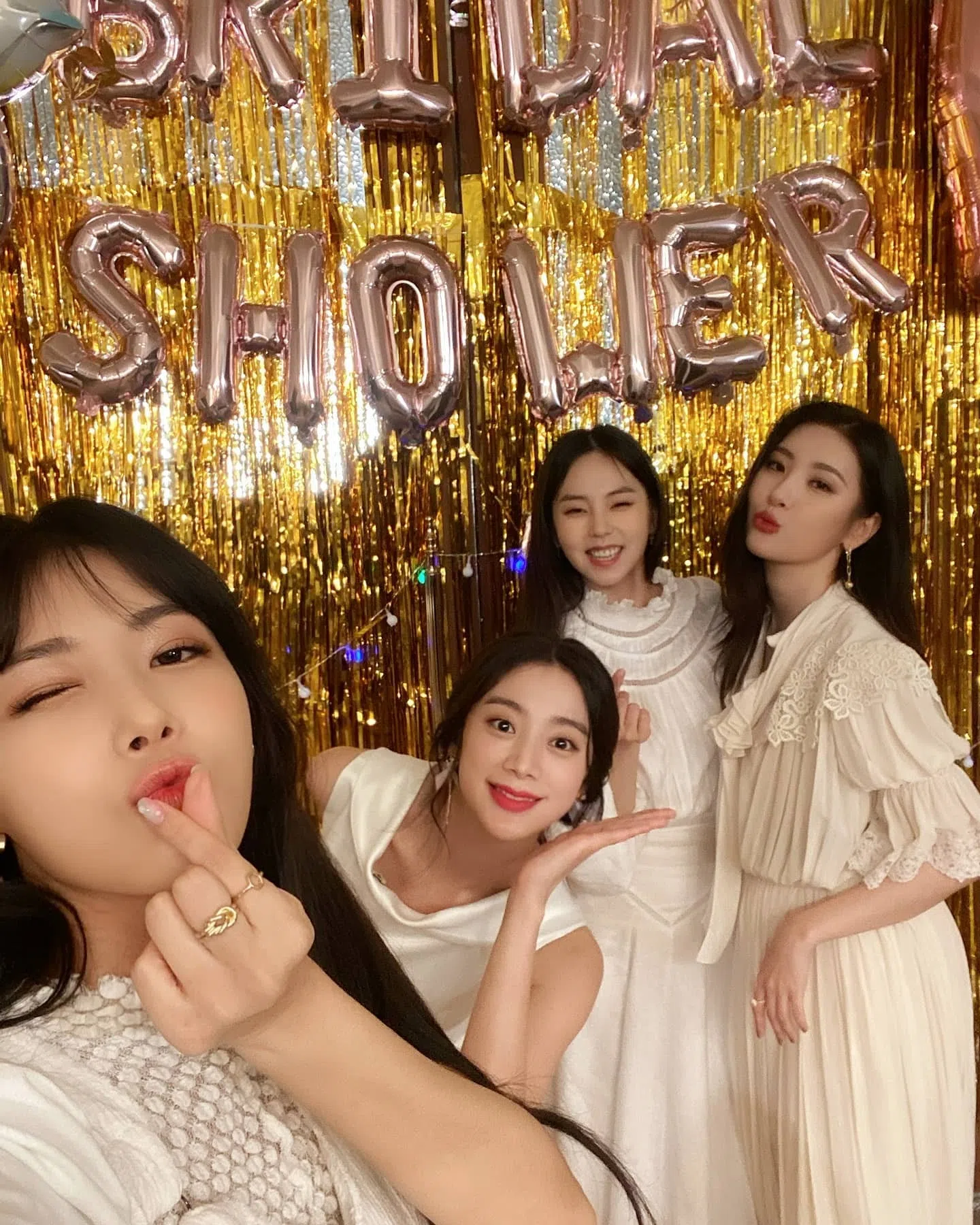惠林（左二）2020年结婚时，曾与Wonder Girls成员宥斌（左一）、宣美（右一）和昭熙合体录制节目《羡慕的话就输了》。组合另外两名成员誉恩和先艺虽没能到场，但也透过视讯送上祝福。（取自惠林IG）