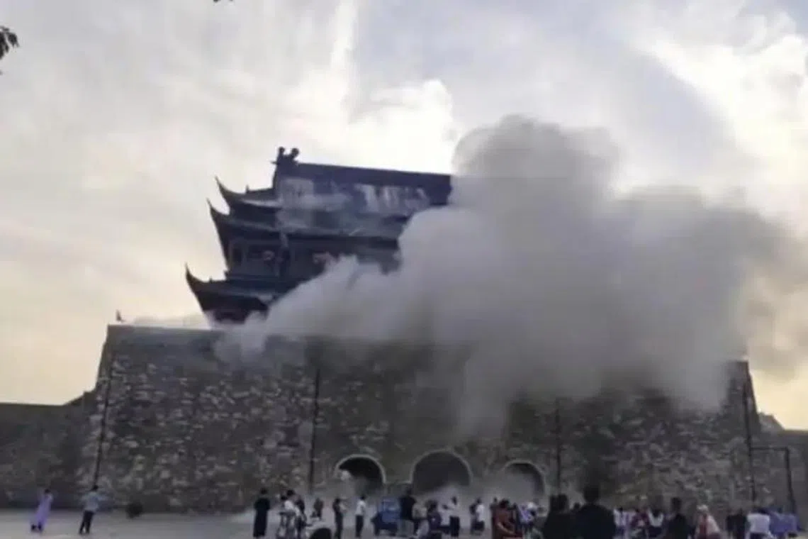 安徽凤阳鼓楼星期一（5月19日）出现屋顶瓦片大面积滑落。（互联网）