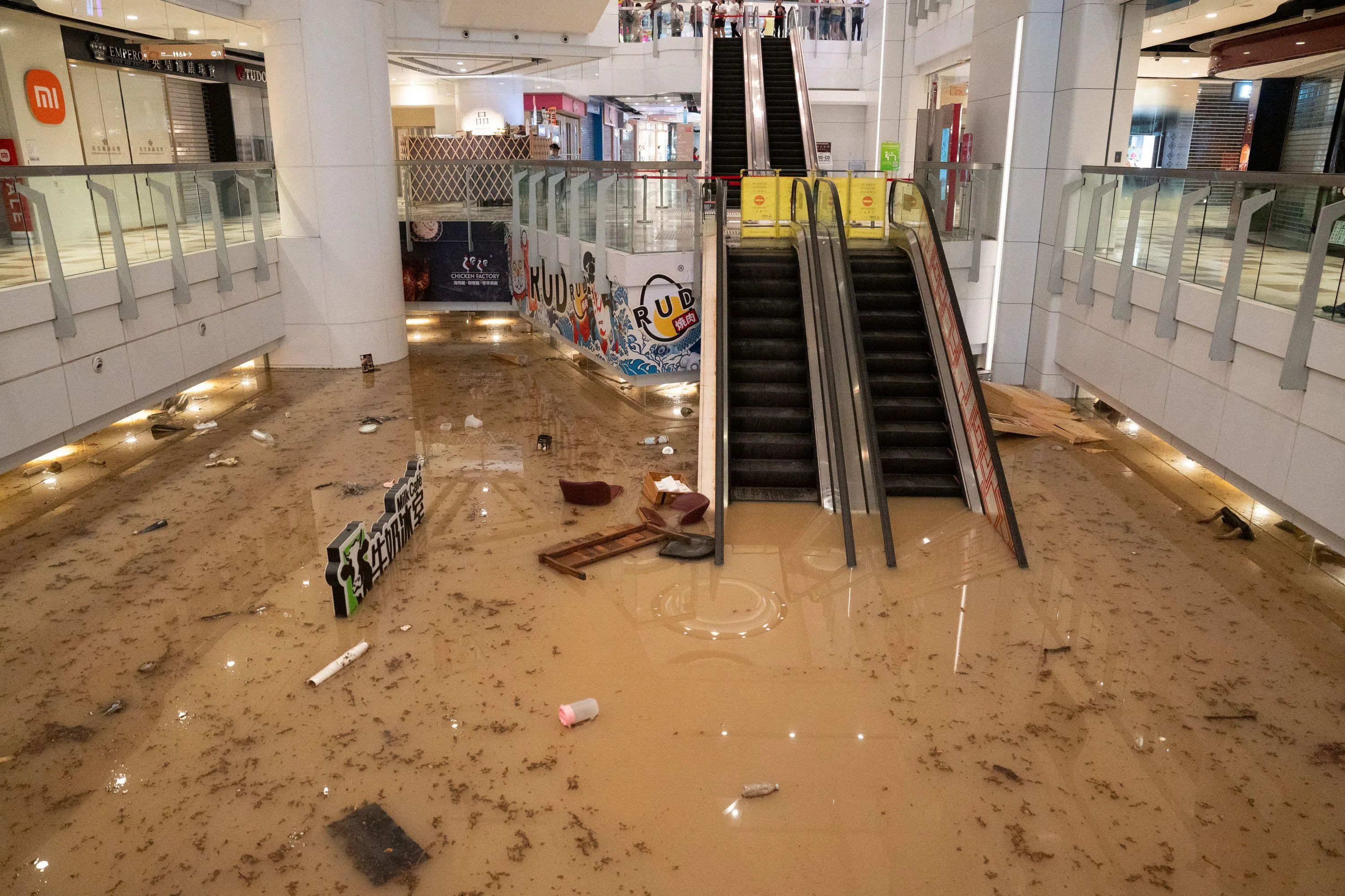 香港黄大仙的一家商场地下层被夹杂着黄泥的污水完全淹没。（法新社）