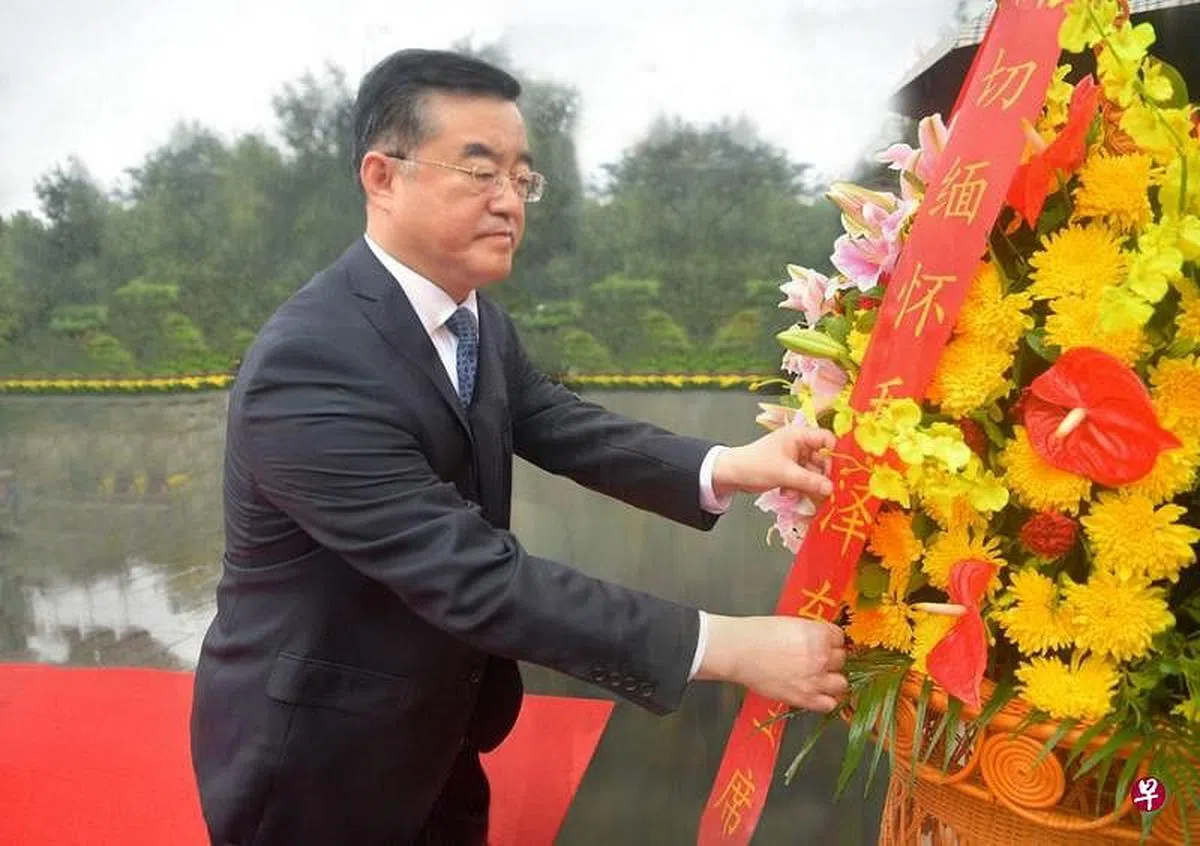 新任中共湖南省委书记张庆伟，履新第一天就前往韶山向中共已故领导人毛泽东铜像献花篮。（湖南省政府网站）