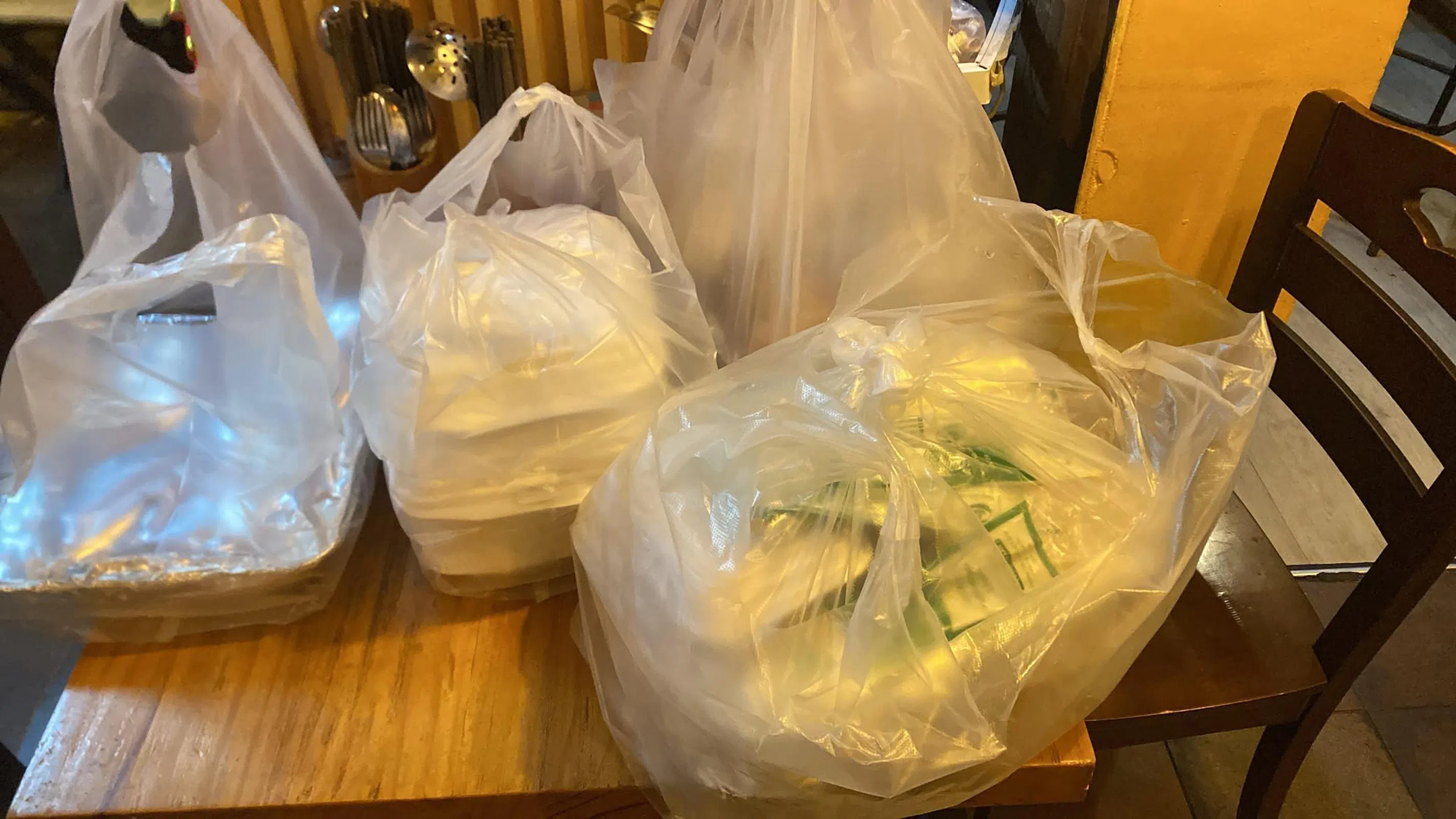 食物原封不动送回餐馆。（受访者提供）