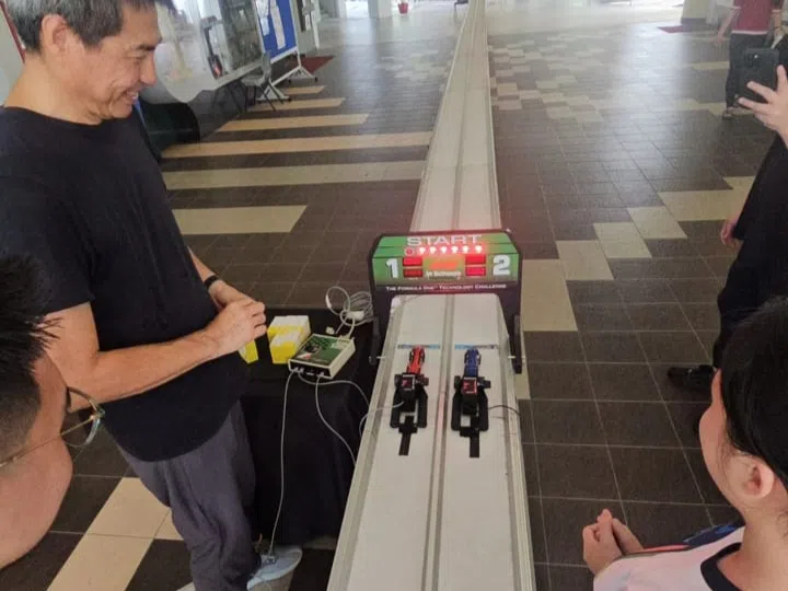 学校大厅摆放着反应能力测试装置，吸引了丰嘉师生前来体验。（丰嘉中学提供）