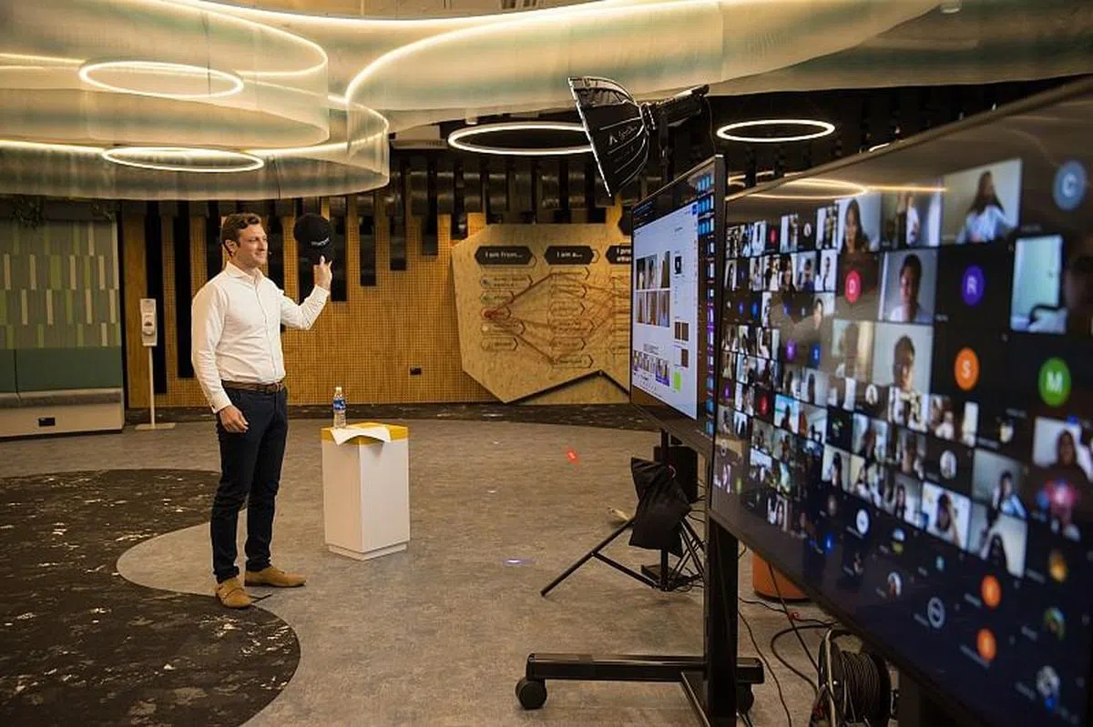 谷歌新加坡区主管Ben King通过视讯参与“SG技能启动”结业礼。（图／谷歌提供）