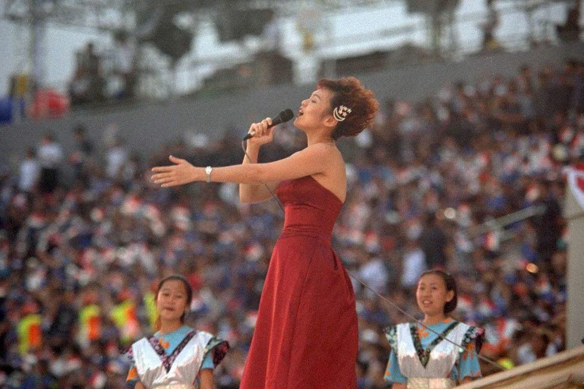 陈洁仪1998年第一次在国庆庆典演唱“Home”。（档案照）