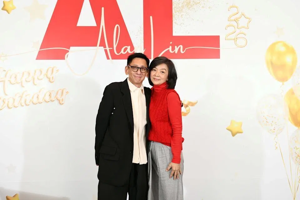 保险界名人连炎辉（左）开生日派对，陈玉莲罕有现身。（互联网）