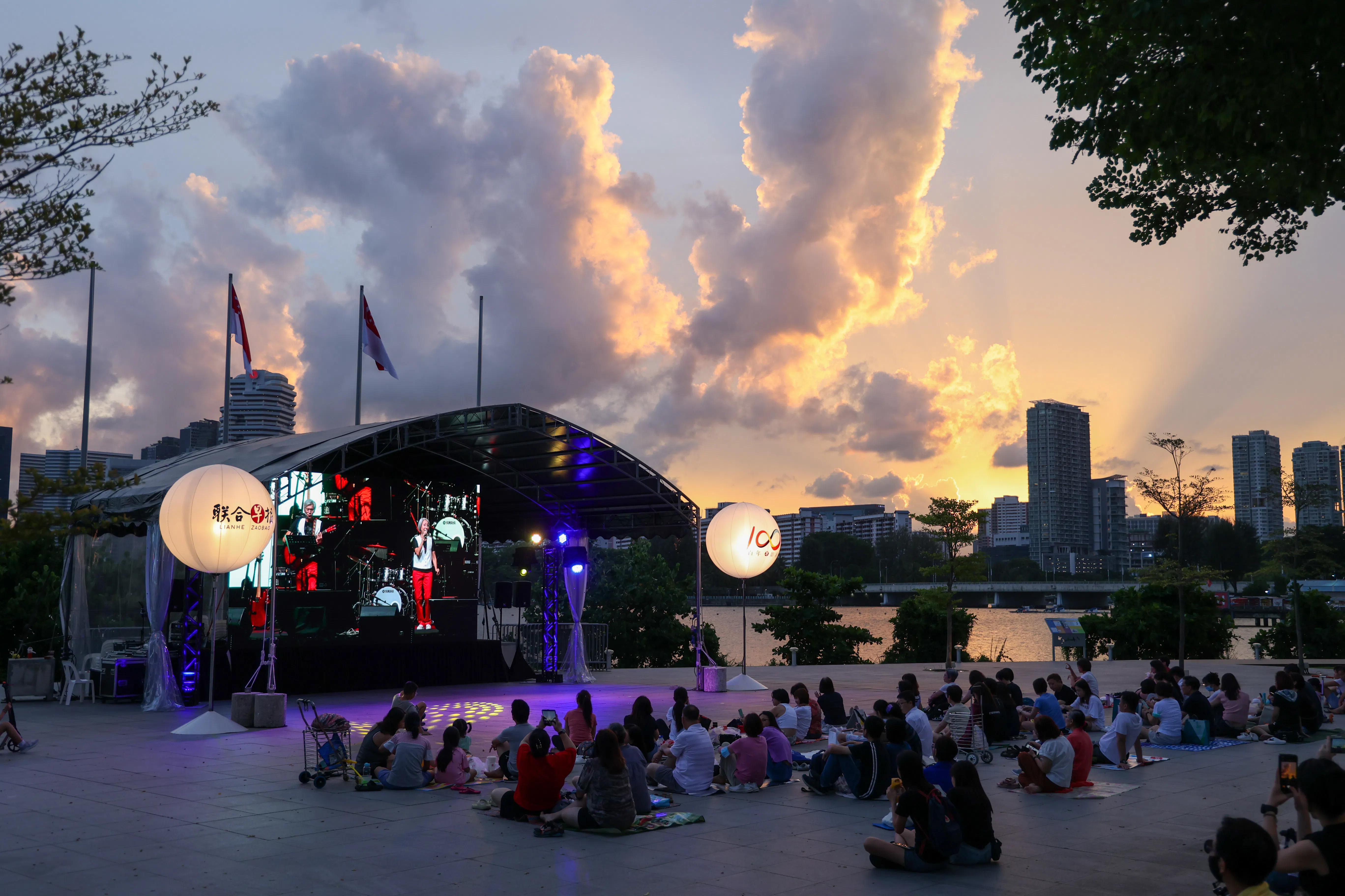 许多没能索到入场券的公众在河滨走道（Stadium Riverside Walk）观看现场转播，一起感受热闹气氛。（关俊威摄）