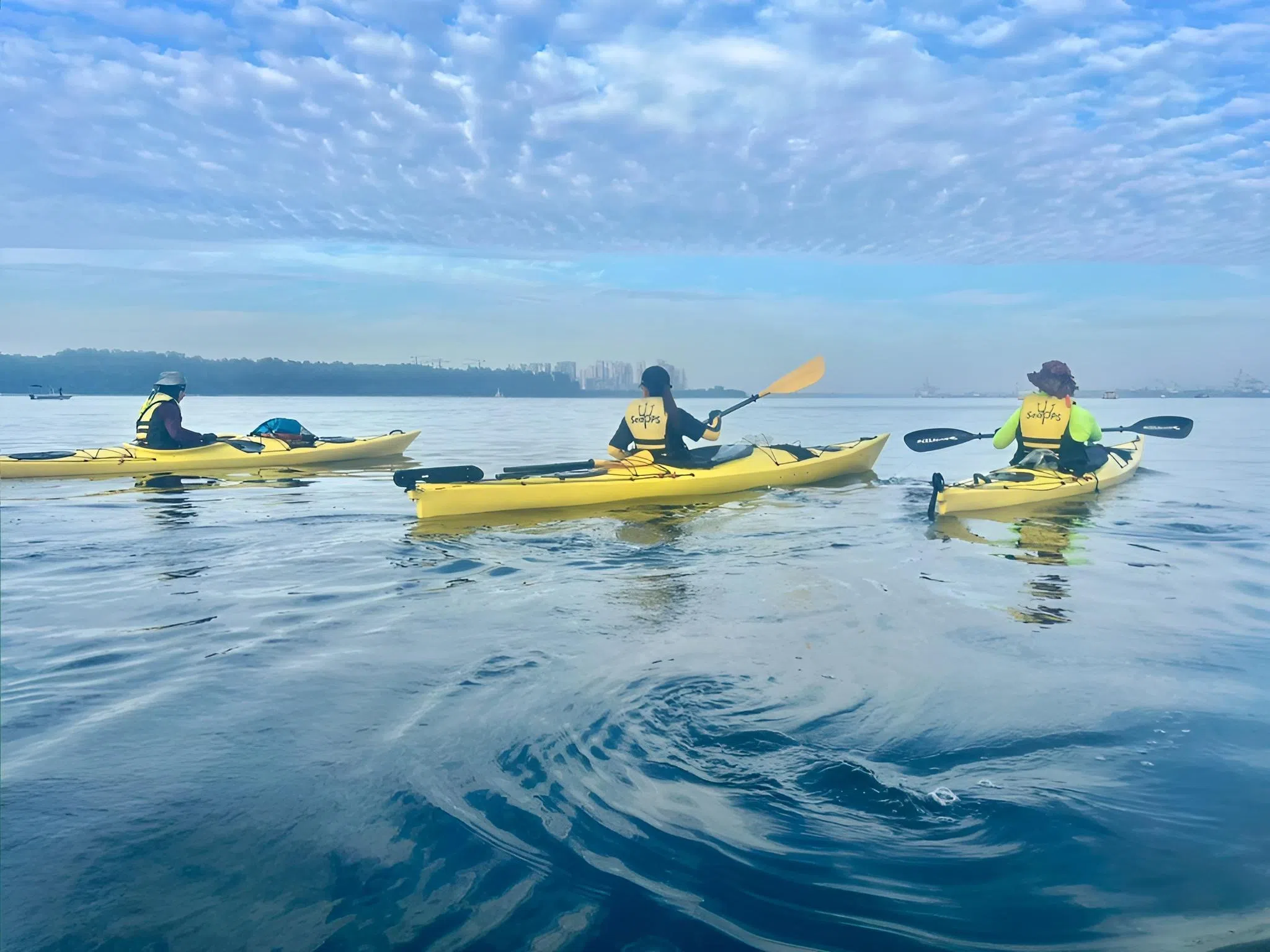 皮划艇小组成员平均年龄53岁，他们每周一会一起划皮划艇，不仅划出健康，也划出友谊之花。（受访者提供）