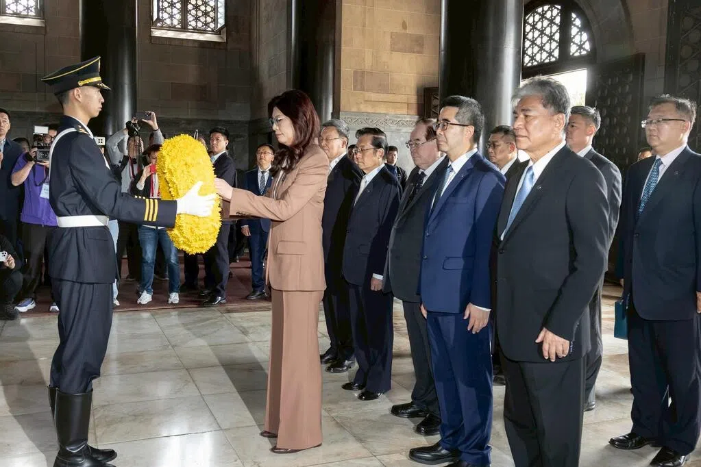 在中国大陆访问的中国国民党主席郑丽文，星期三在南京中山陵谒陵并发表讲话，巧妙提到“中华民国”和“九二共识”，并罕见大篇幅讲述日本殖民台湾历史，还提及涉国民党武力镇压台湾民众的“二二八事件”，引发两岸和新加坡学者不同解读。