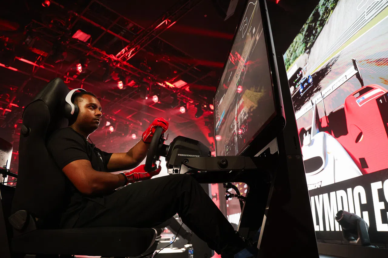 我国去年举办首届奥林匹克电竞周，来自64个国家的131名选手在10个虚拟项目中一较高下。（档案照片）