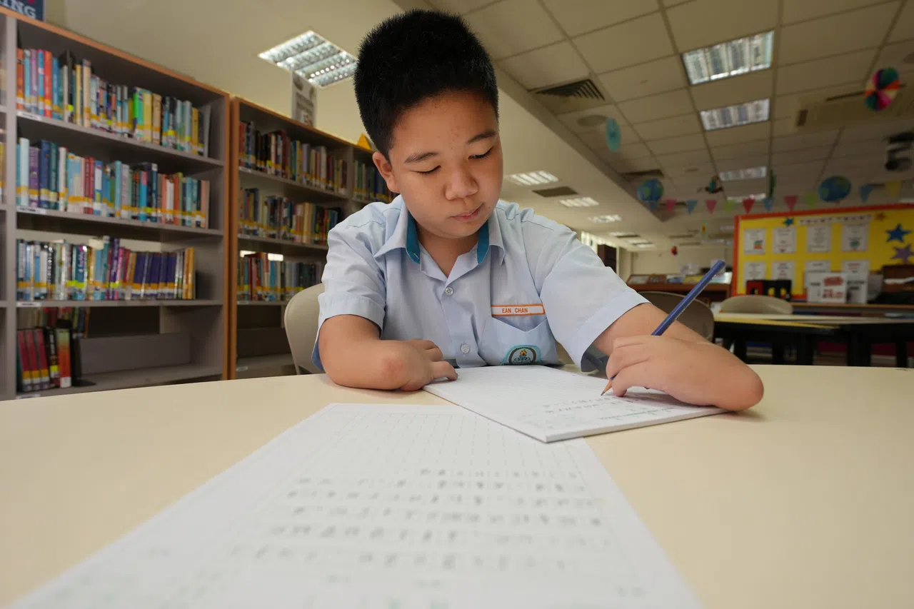 在教师眼中，陈义安是一名认真且自律的学生，没有因身体状况而降低自我要求，还写得一手好字。（谢智扬摄）