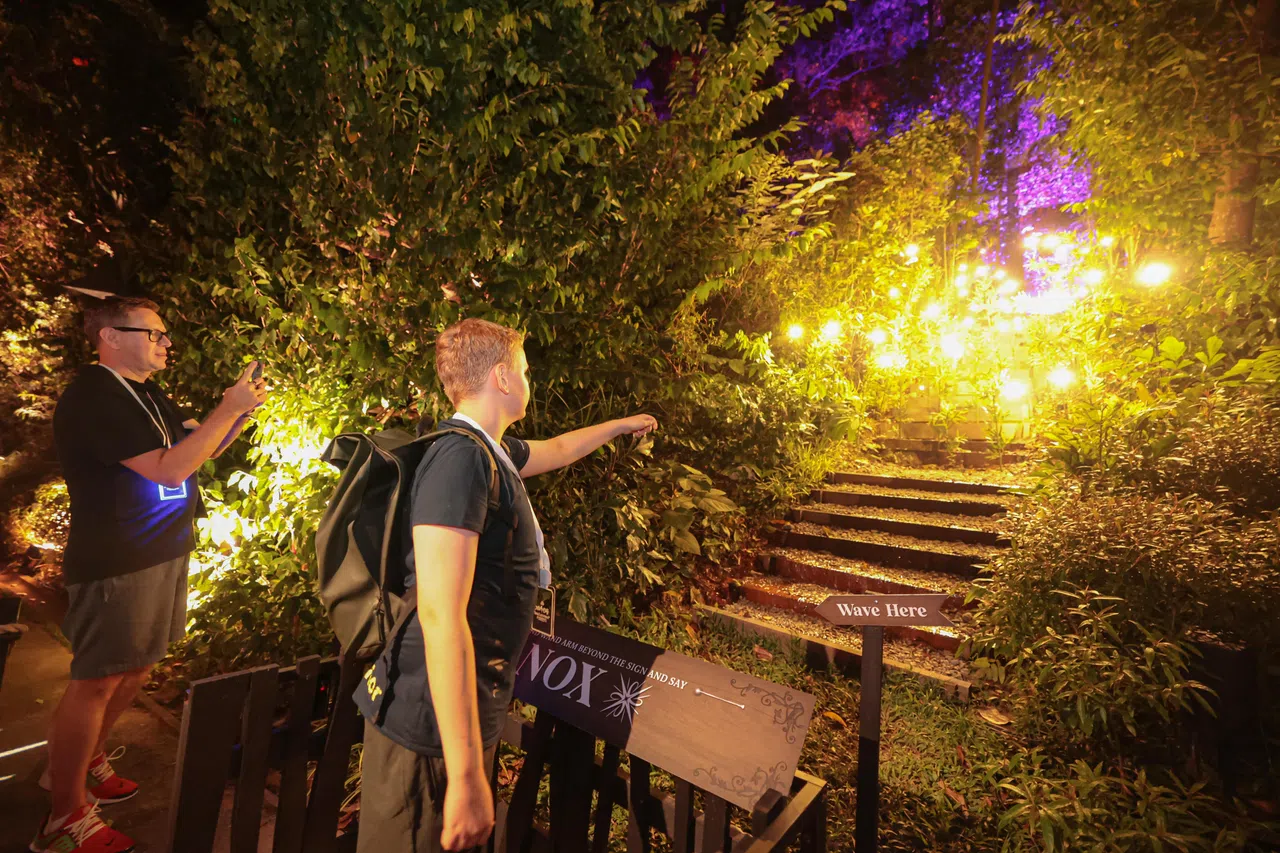 还记得点亮的咒语吗？挥舞魔杖试试看。（李冠卫摄）