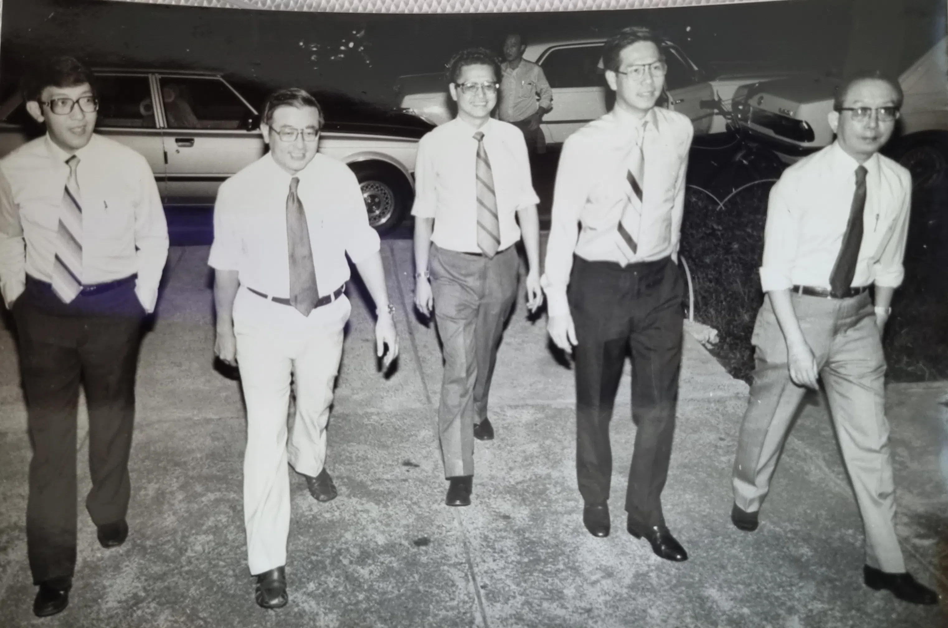 上世纪七八十年代，黄锦西（左二）以《南洋商报》董事经理身份，接待时任文化部长王鼎昌（右二）。（黄锦西提供）