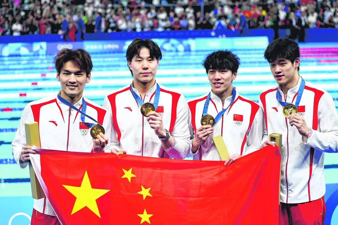 中国队员徐嘉余（左起）、覃海洋、孙佳俊和潘展乐在2024年的巴黎奥运会男子4x100米混合泳接力赛夺金。（路透社）