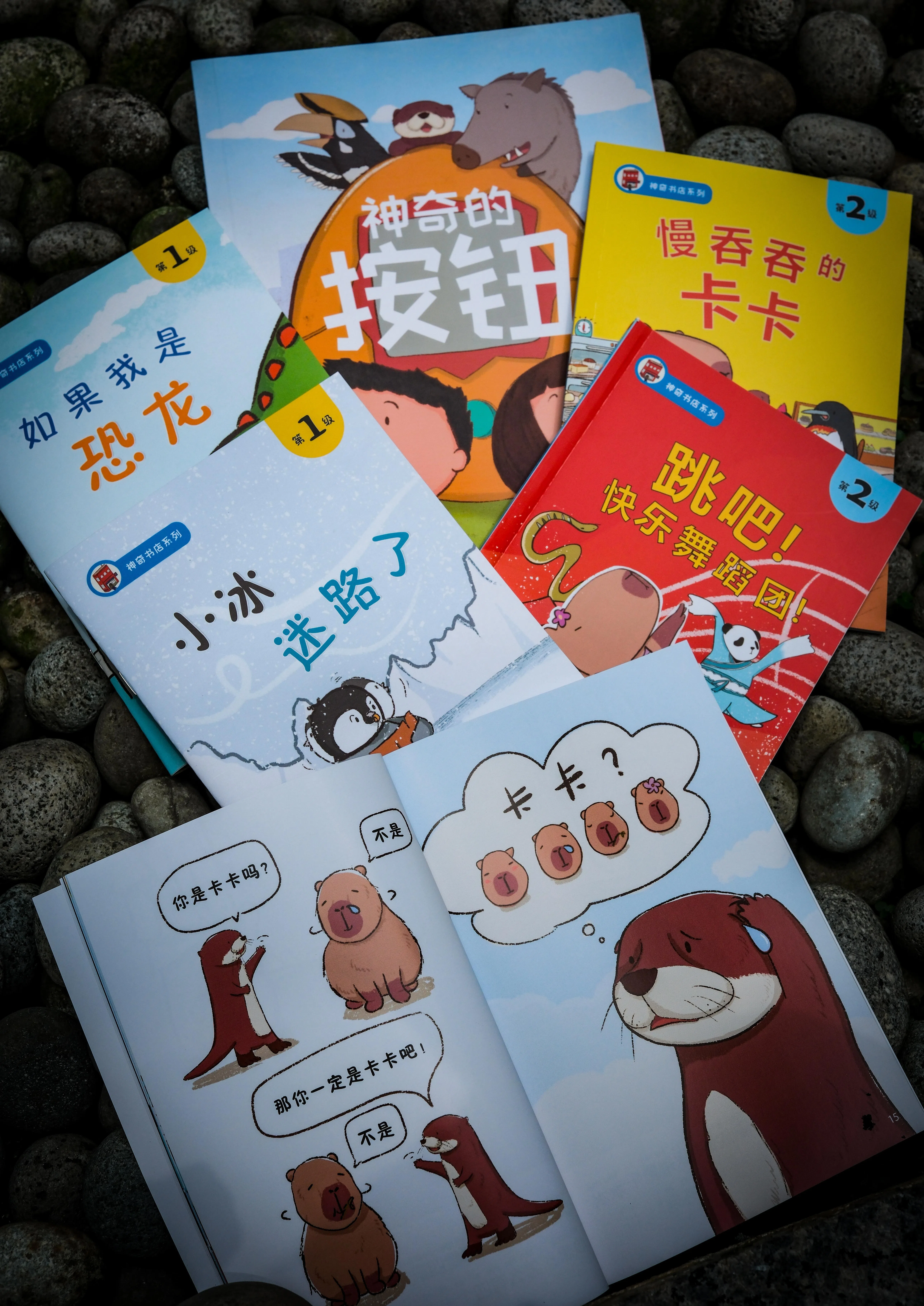 钱冰韵和许炜玲成立“小书勺工作室”，出版自己的书，推广华文阅读。（曾坤顺摄）
