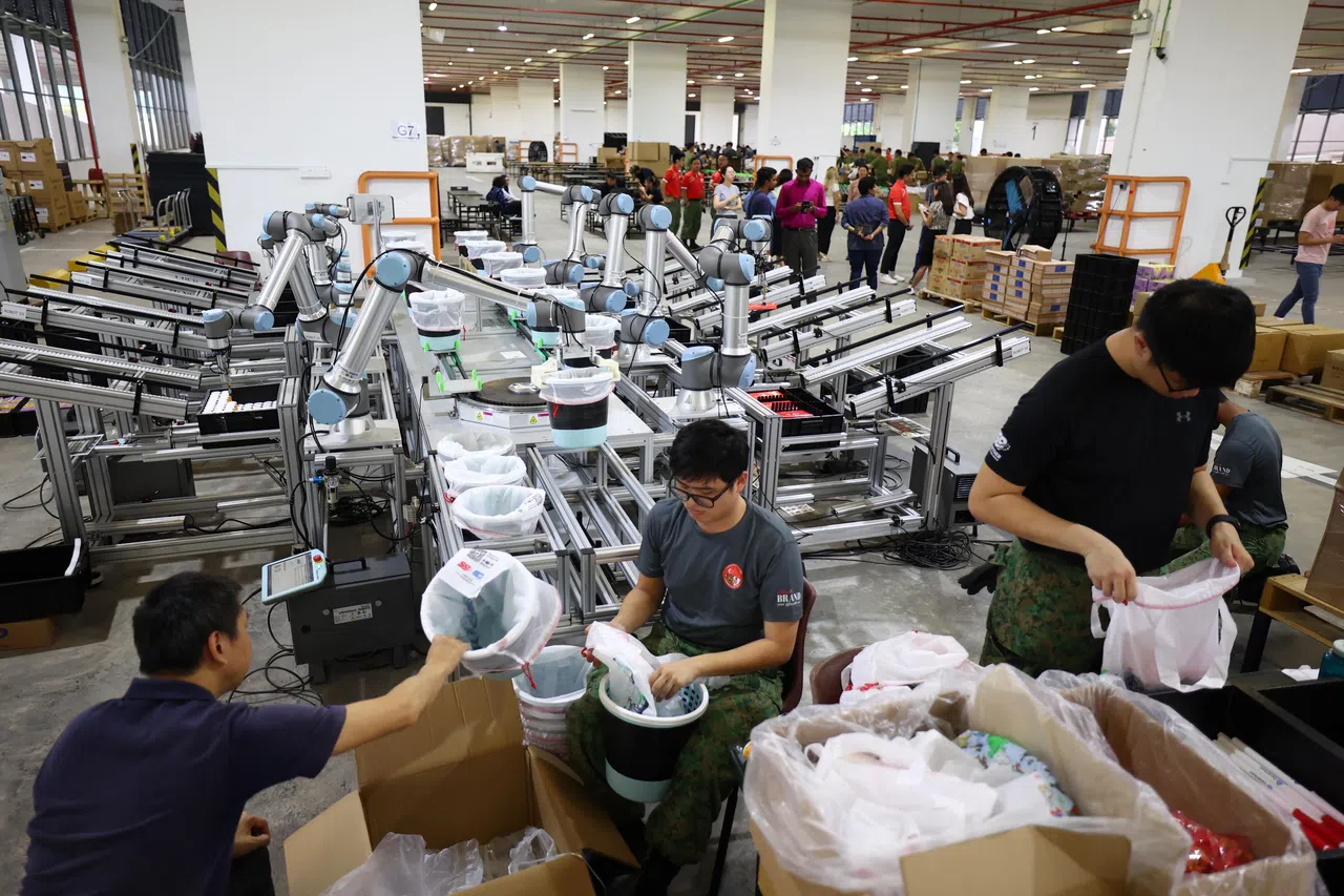 自动化包装线减少了人力需要，人工包装原本需要至少八人，现在只需大约四名士兵负责运行系统。这些士兵都接受了相应的培训。（林明顺摄）