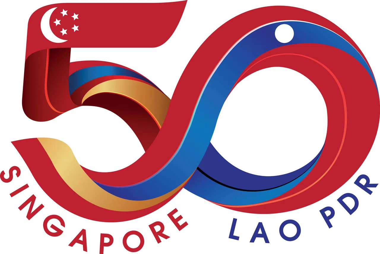 新老建交50周年标志融合两国国旗的主要设计元素和颜色，以红蓝为主色，再添上金色，寓意两国外交关系迈入金禧年。（新加坡、老挝外交部提供）