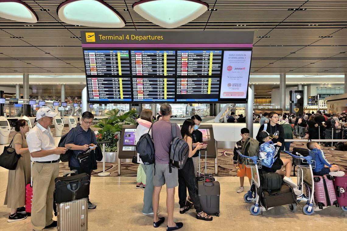 樟宜机场大部分航空公司的登机手续已恢复正常。（谢智扬摄）