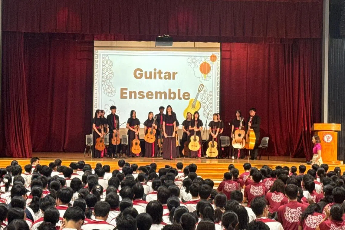 淡美初院吉他乐团演奏流行曲，曲调轻快悠扬。（淡美初院摄影俱乐部提供）