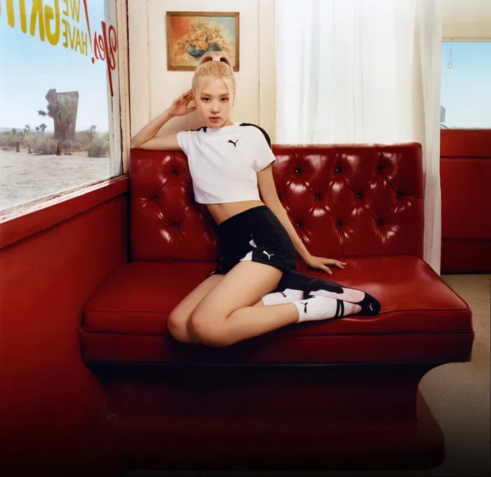 Rosé演绎赛车鞋与芭蕾舞鞋合体的新Puma Speedcat平底鞋。（品牌提供）