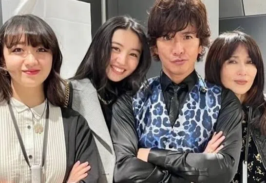母亲节这天，木村拓哉（右二）和两个女儿心美（左一）及光希（左二），都争相送花给工藤静香。