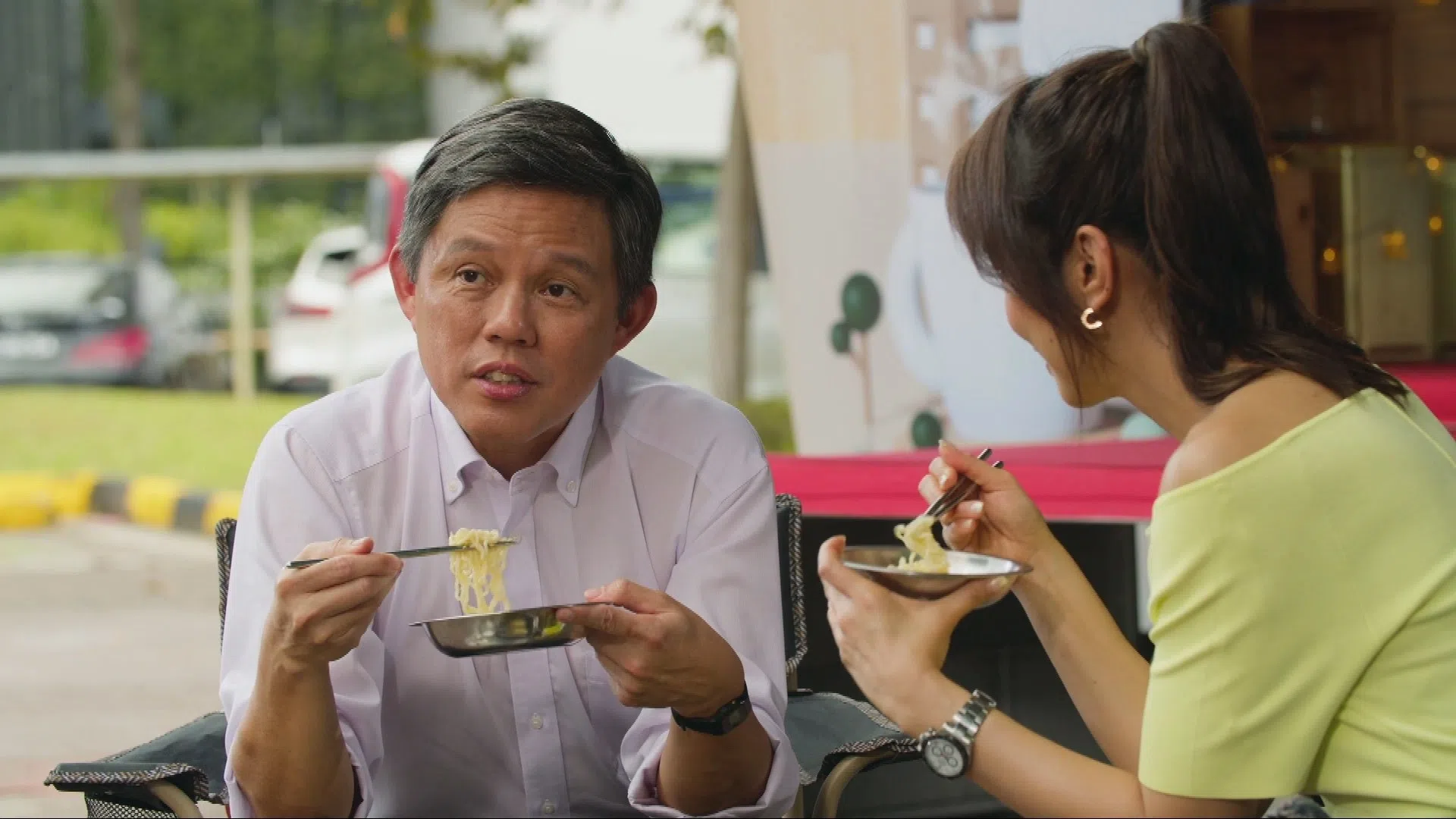 教育部长陈振声（左）亲自为白薇秀煮一碗面，娓娓道出他爱物惜物、自立自强的成长岁月。（新传媒提供）