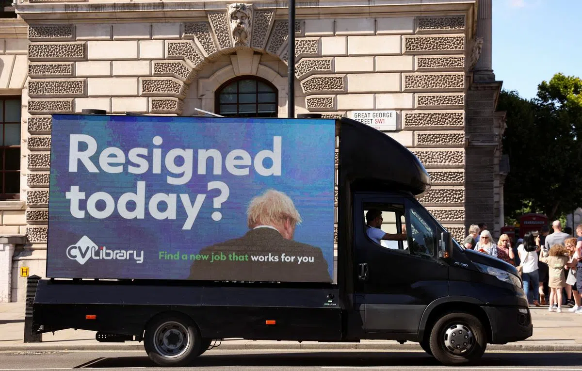 约翰逊宣布辞职后，一辆在英国伦敦街道上的卡车印上约翰逊背影的招聘广告，写着“今天辞职了？寻找适合你的新工作”。（路透社）