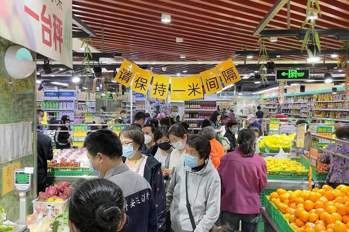 北京某超市4月26日的人潮。（路透社）