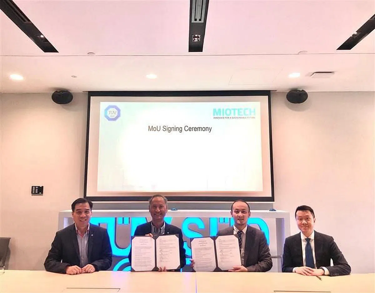 妙盈科技与德国大型测试与规格认证公司TüV SüD PSB于今年3月在新加坡签署谅解备忘录。（图/妙盈科技提供）