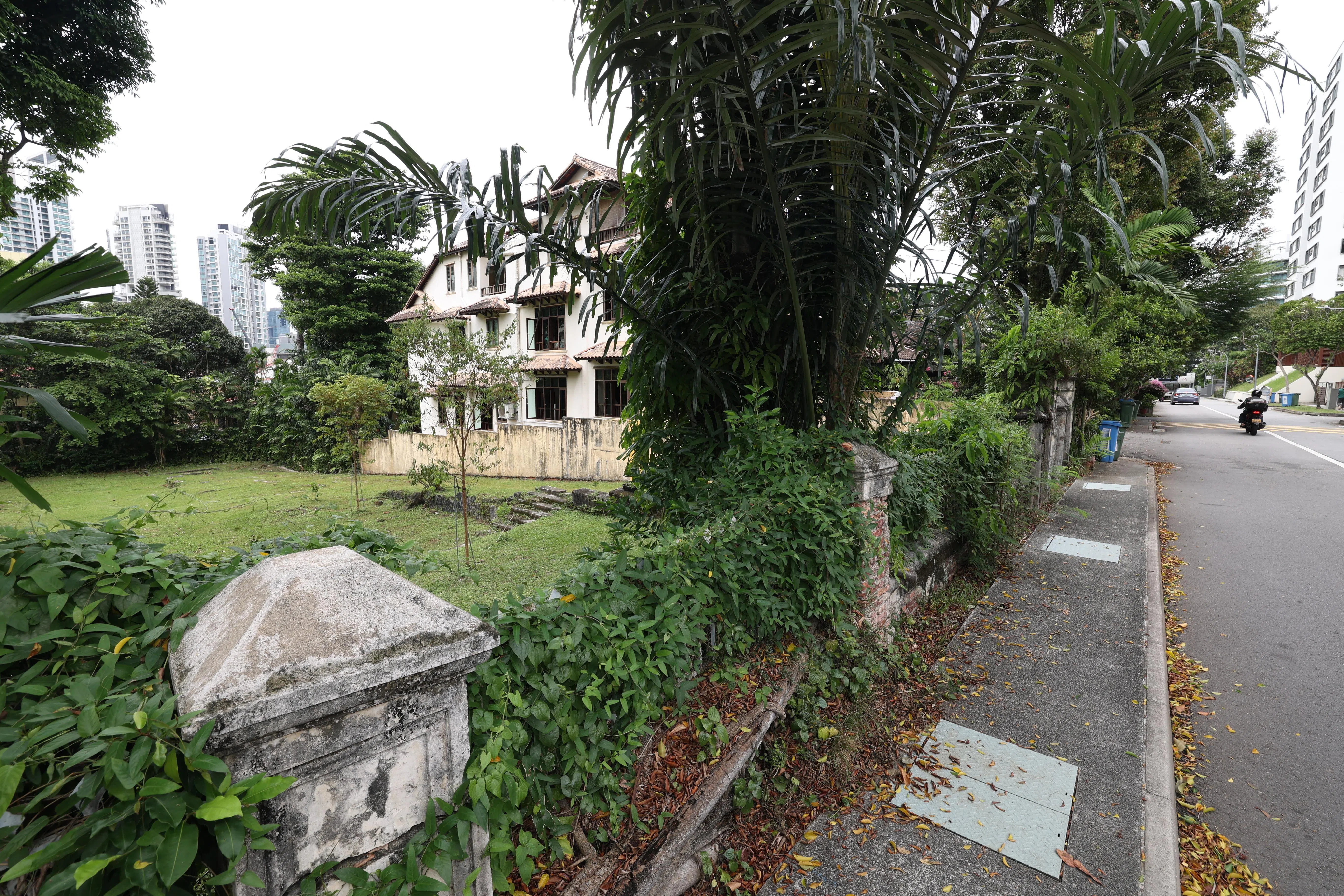 欧思礼路38号后方的一片空地是国有土地，目前不确定若政府对欧思礼路38号发布保存令，会否连带发展这幅地。（何家俊摄）