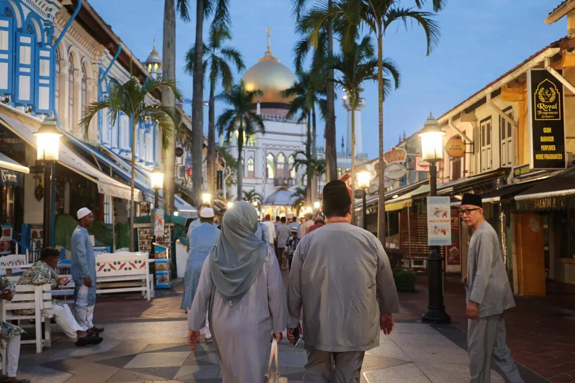 建于1819年的苏丹回教堂，开斋节清晨陆续迎来大批回教徒齐聚祈祷。（李冠卫摄）