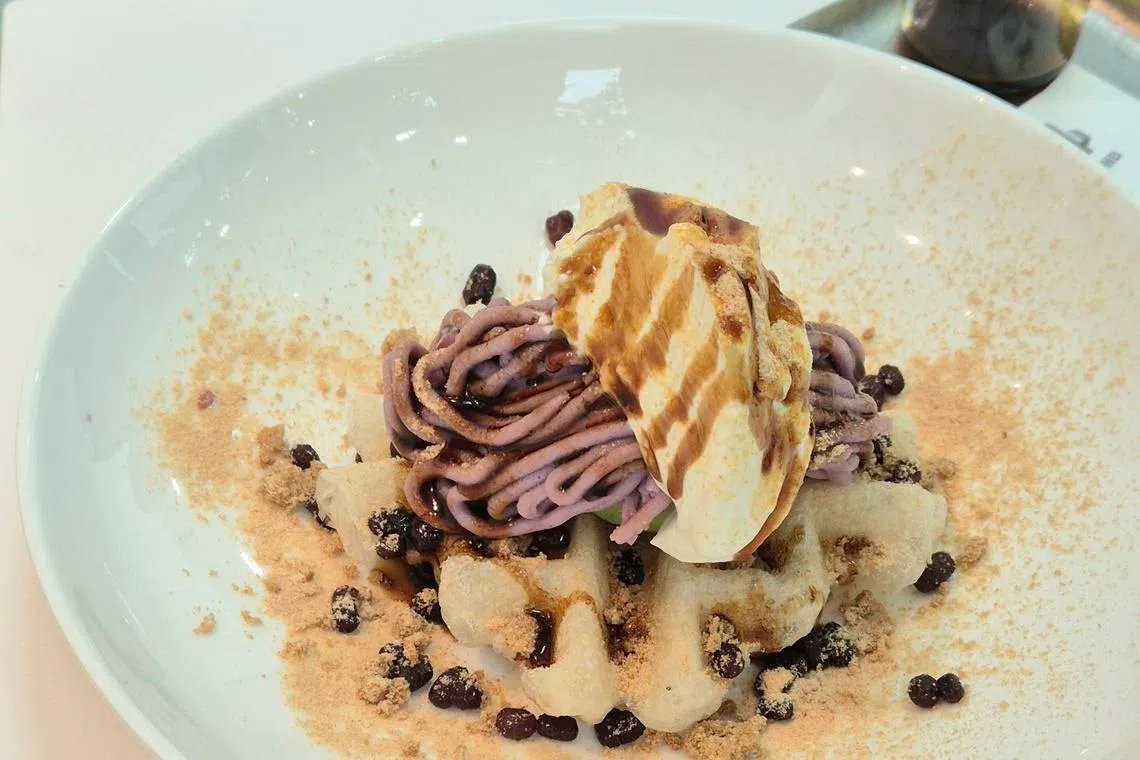 冒牌松饼以麻糬脆饼取代传统松饼，配搭抹茶雪糕、菲律宾紫色山药蒙布朗和蜜红豆等。（陈爱薇摄）