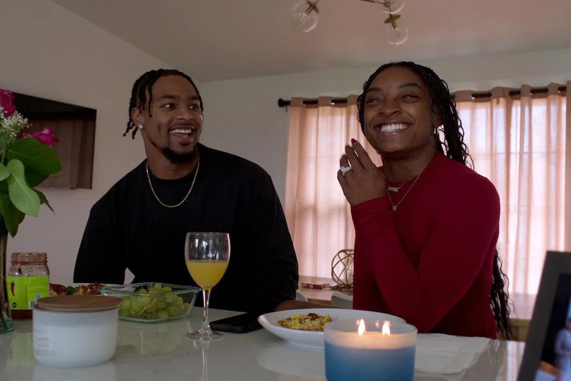 东京奥运之后，西蒙妮（右）与美式足球员乔纳森欧文斯相恋、结婚。（Netflix提供）