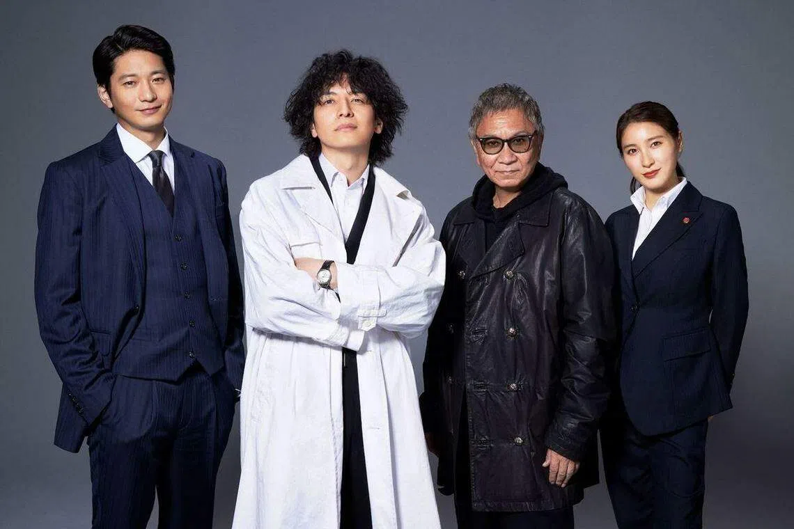 《警部补大魔神》导演三池崇史（右二）与演员向井理（左起）、生田斗真、土屋太凤合影。（互联网）